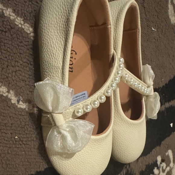 SHEIN Cream Pearl Bow Kids Dress Shoes - Picture 2 of 5